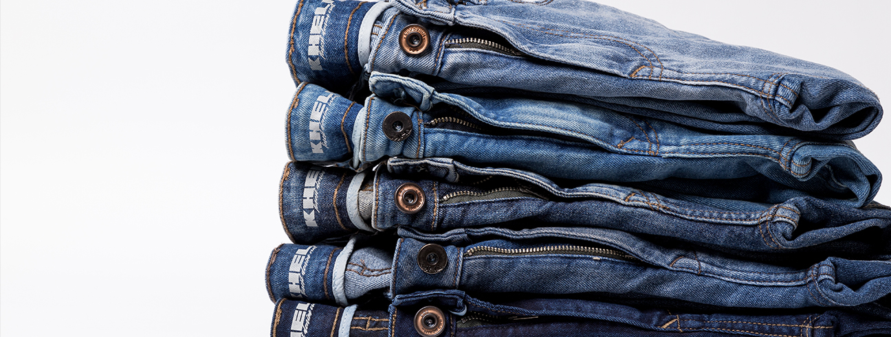 Shorts Jeans Feminino Estiloso - Perfeito para Looks Casuais Jeans femininos de corte moderno, shorts jeans com design estiloso e detalhes de costura, perfeitos para looks casuais e descontraídos para o verão